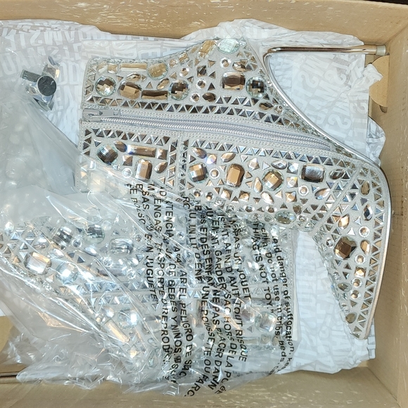 STEVE MADDEN SILVER CRYSTALLE RHINESTONE BOOTIES size 7 - Picture 4 of 6